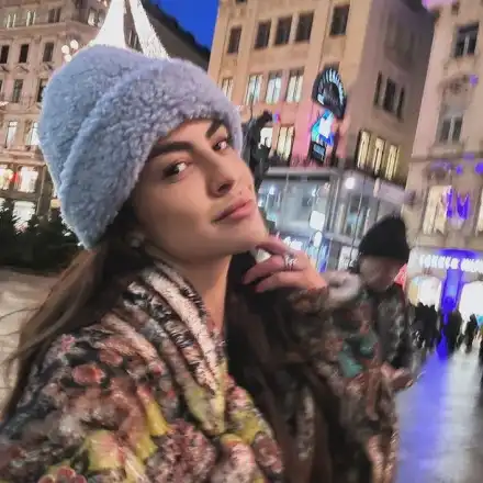 Деси Цонева пи шампанско във Виена