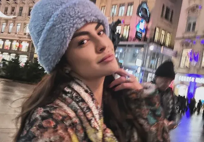 Деси Цонева пи шампанско във Виена