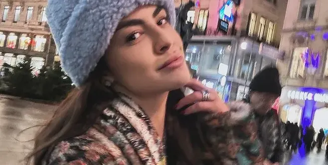 Деси Цонева пи шампанско във Виена