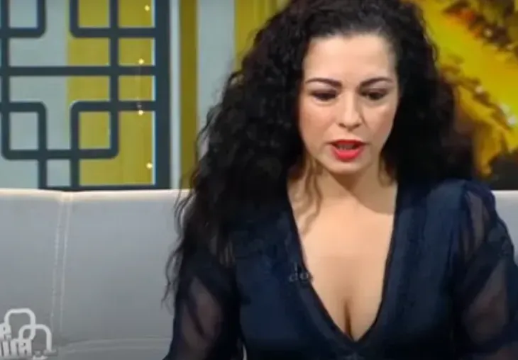 Елена Петрова разголи деколтето