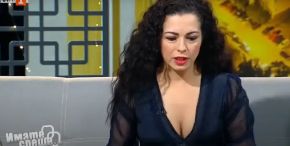 Елена Петрова разголи деколтето