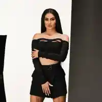 Нарязаната Дебора показва белезите си в клип (Снимки)