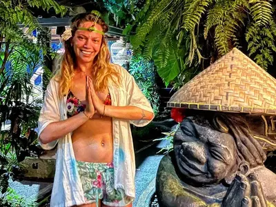 Снежана Макавеева празнува  Коледа на остров Бали