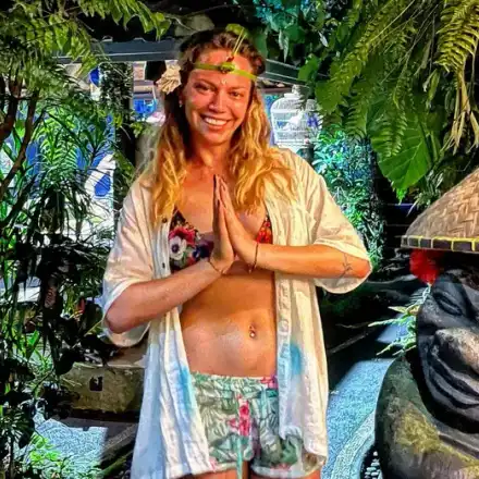 Снежана Макавеева празнува  Коледа на остров Бали