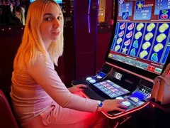 СНИМКА Емили Тротинетката показа напращял бюст (Палавницата заряза любимия си Тихомир-Мелиса)