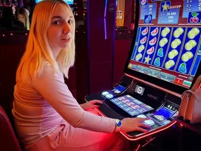 СНИМКА Емили Тротинетката показа напращял бюст (Палавницата заряза любимия си Тихомир-Мелиса)