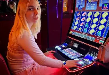 СНИМКА Емили Тротинетката показа напращял бюст (Палавницата заряза любимия си Тихомир-Мелиса)