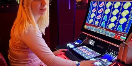 СНИМКА Емили Тротинетката показа напращял бюст (Палавницата заряза любимия си Тихомир-Мелиса)