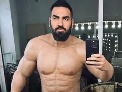 Фен не се къпе заради Азис