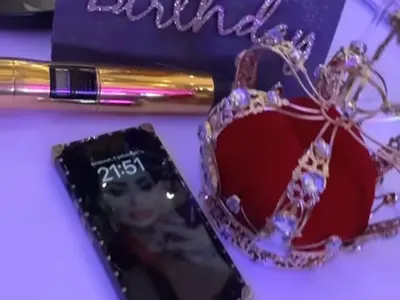 От злато и с камъни: Софи Маринова с корона по поръчка