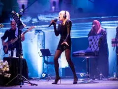 Лили облечена за 10 бона на концертите