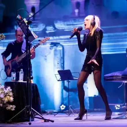 Лили облечена за 10 бона на концертите