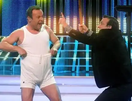 Креватна несполука: Секси мацка избухнала в смях при вида на голия Рачков