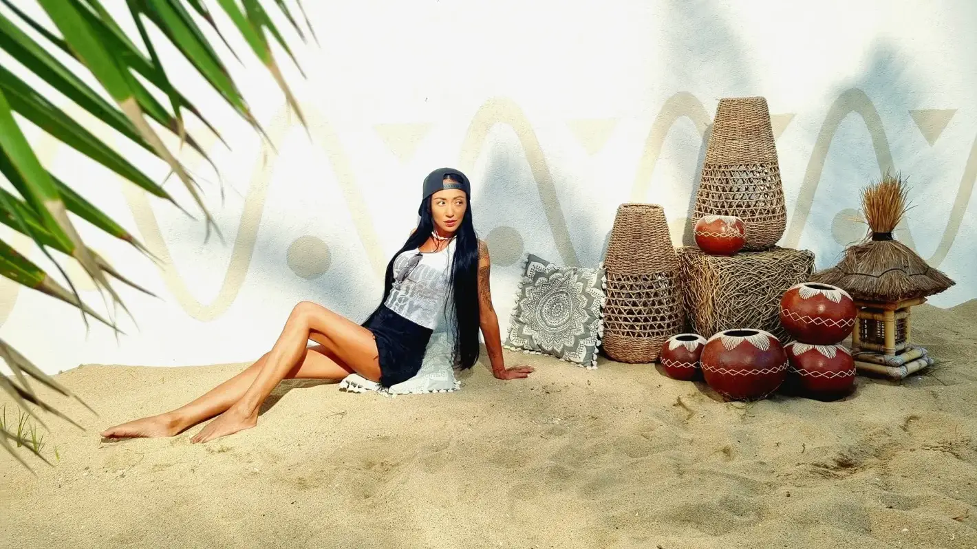 Ани Хоанг пържи кюфтета с голи бедра