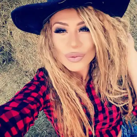 Капчикова събира пари за баща си