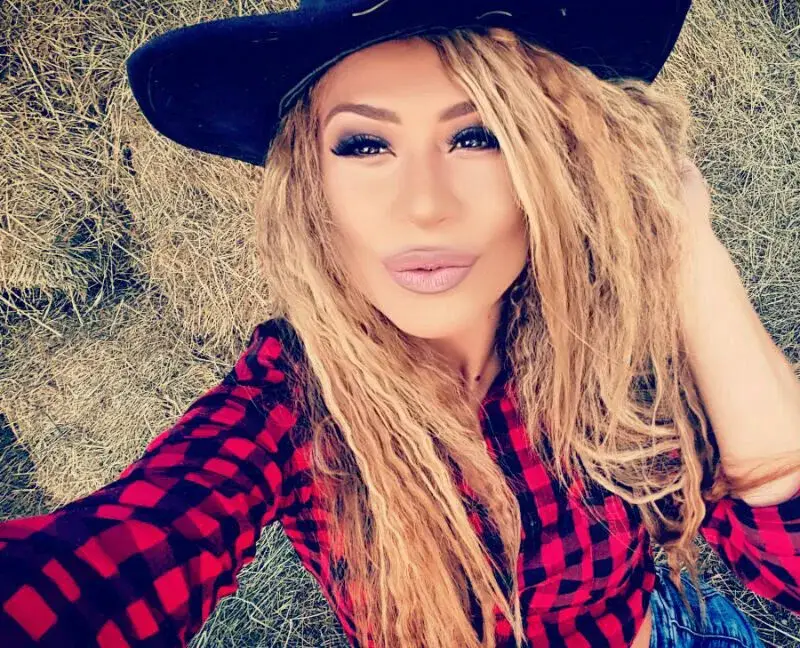 Капчикова събира пари за баща си