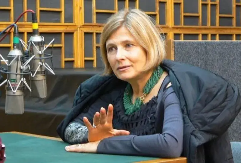 Михнева  затворена в  психиатрия! Тв звездата твърдяла, че искат да я убият