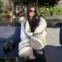 СКАНДАЛ! Тафкова се фука с подарък от Дядо Коледа – одрана лисица! Била ужасно добро момиче