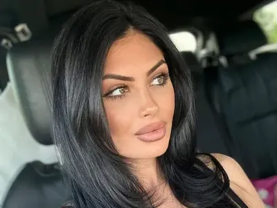 Скандално! Миска се съблече навръх Коледа! Показа си силикона (ФОТО)