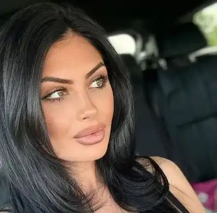 Скандално! Миска се съблече навръх Коледа! Показа си силикона (ФОТО)