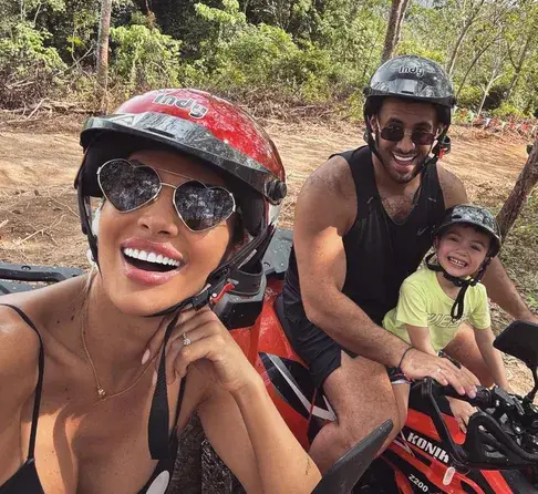 Втори меден месец: Златка замъкна  бебето и сина на Благо  в Тайланд