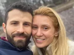 Глория реанимира умрялата си кариера с парче отпреди 25 години
