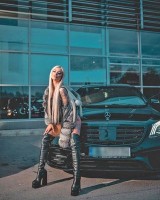 Мис Силикон, която фуча с 250 км/ч,  се измъква от закона (Снимки)