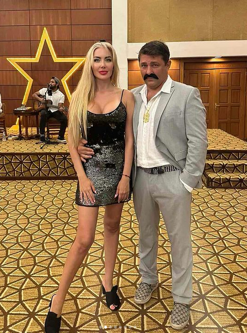 СНИМКА Тоца облече мъжа си  като наркобарон