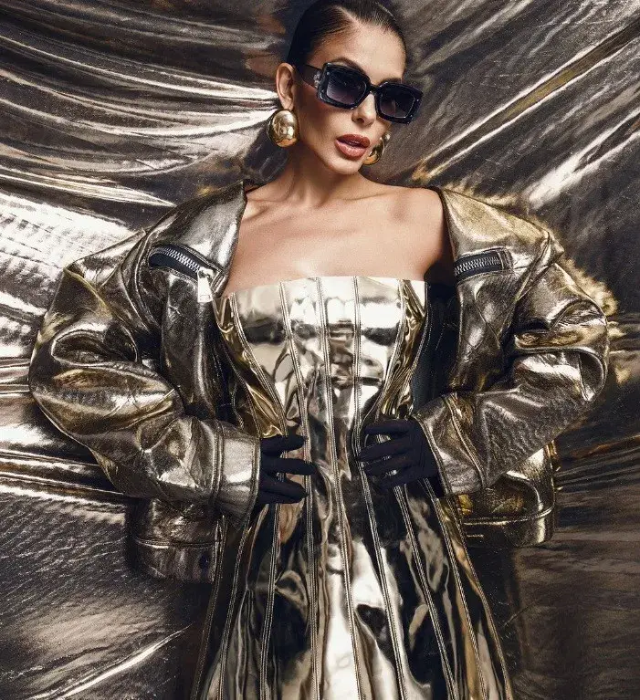 Анелия тъне в злато