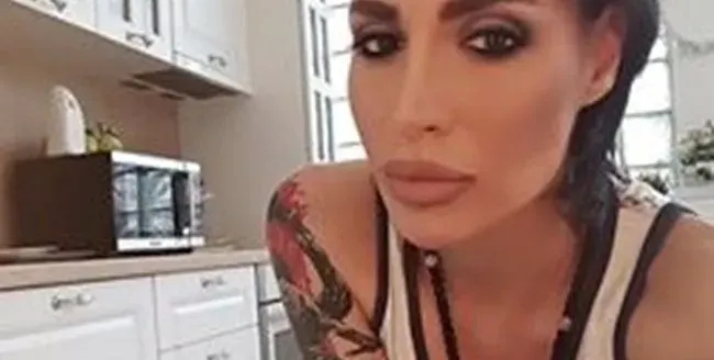 Черната Златка изписа вежди