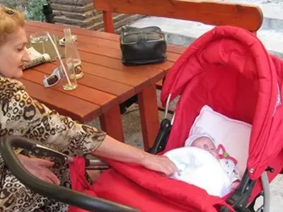 Детето на починалата най-възрастна родилка е добре в приемното семейство