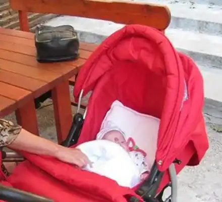 Детето на починалата най-възрастна родилка е добре в приемното семейство