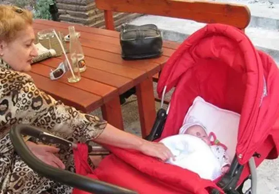 Детето на починалата най-възрастна родилка е добре в приемното семейство