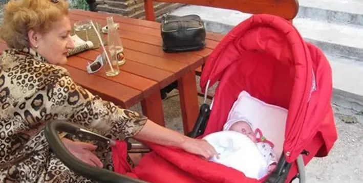 Детето на починалата най-възрастна родилка е добре в приемното семейство