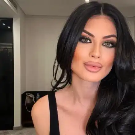 Дрехи долу! Мис България само по силикон и прашка (ФОТО)