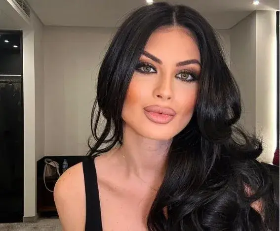 Дрехи долу! Мис България само по силикон и прашка (ФОТО)