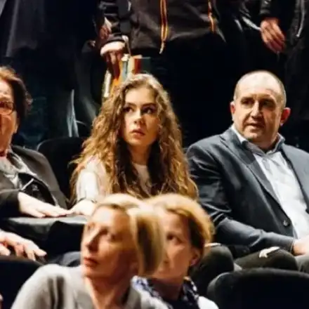 Дъщерята на  президента  избяга от мащехата си