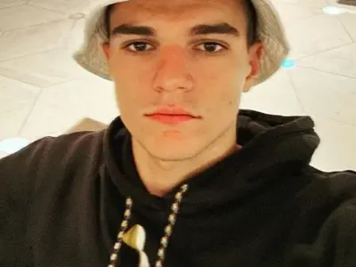 ЕКСКЛУЗИВНО! Валери Божинов се жени! Синът на Алисия предложи брак на гаджето си (СНИМКИ от годежа)