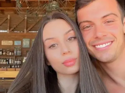 Филип Буков се превърна в  прислужник на гаджето си СНИМКА