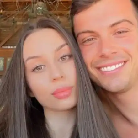 Филип Буков се превърна в  прислужник на гаджето си СНИМКА