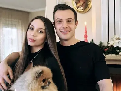 Филип Буков се превърна в  прислужник на гаджето си СНИМКА