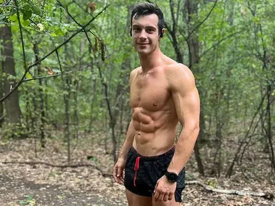 Филип Буков си развя оная работа пред колежка