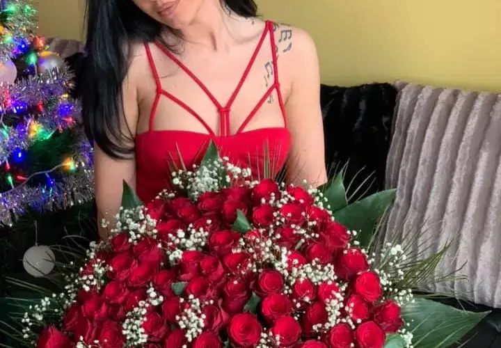 Фолкпевицата Дебора хвърли дрехите