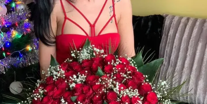 Фолкпевицата Дебора хвърли дрехите