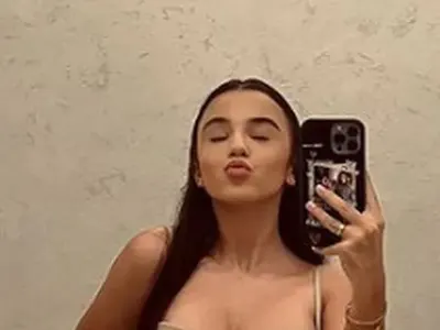 ФОТО БОМБА! Щерката на фолк певицата Мария със селфи по сутиен (Има ли силикон?)