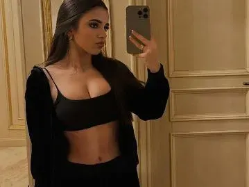 ФОТО БОМБА! Щерката на фолк певицата Мария със селфи по сутиен (Има ли силикон?)