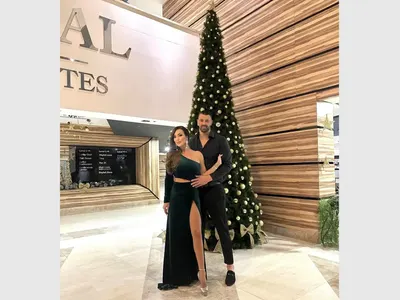 Глория и гаджето й посрещат ЧНГ прегърнати