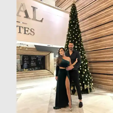 Глория и гаджето й посрещат ЧНГ прегърнати