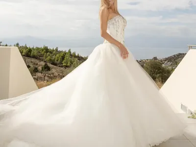 Голата кметица Диана Габровска стана булка