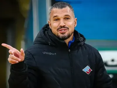 И това доживяхме: Валери Божинов посрещна новата година с книга в ръка СНИМКА